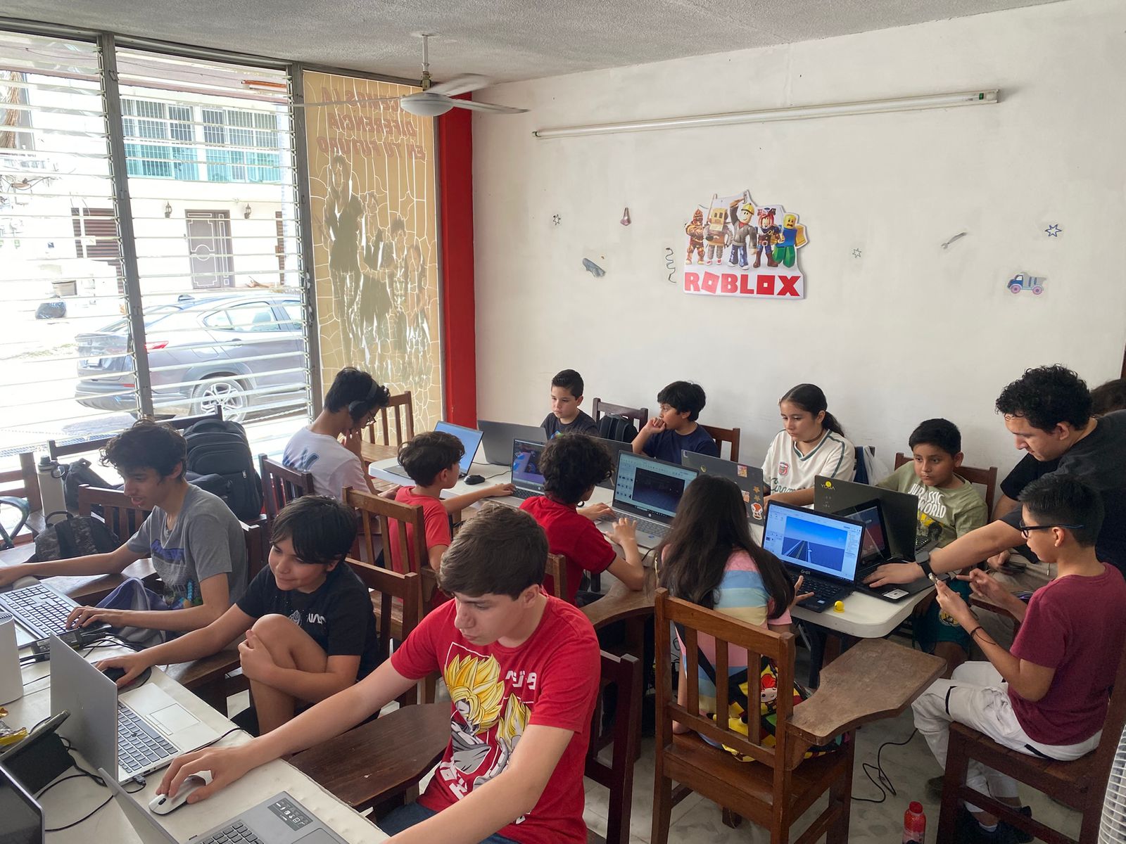 Grupo trabajando en programación