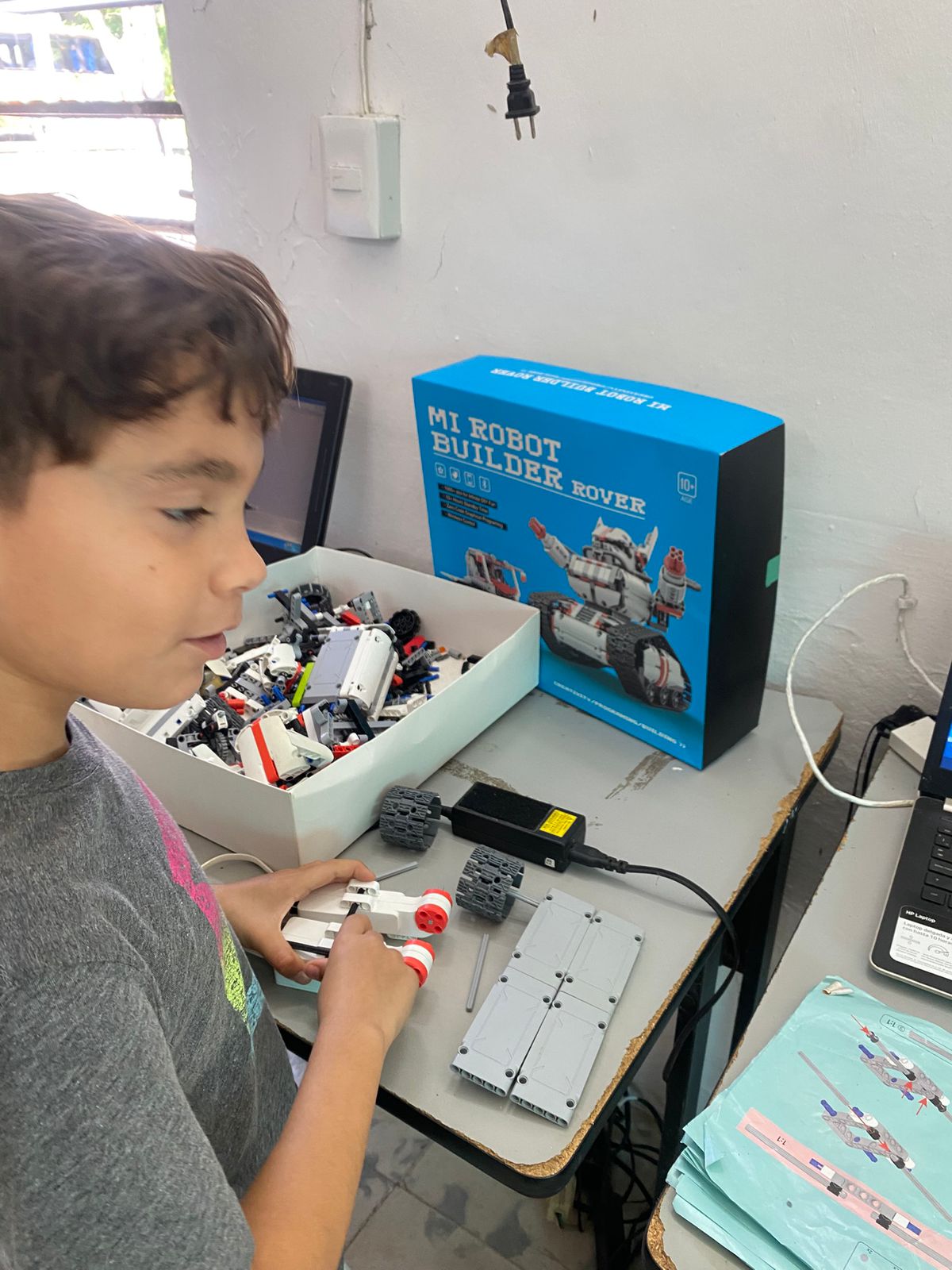 Alumno construyendo un robot