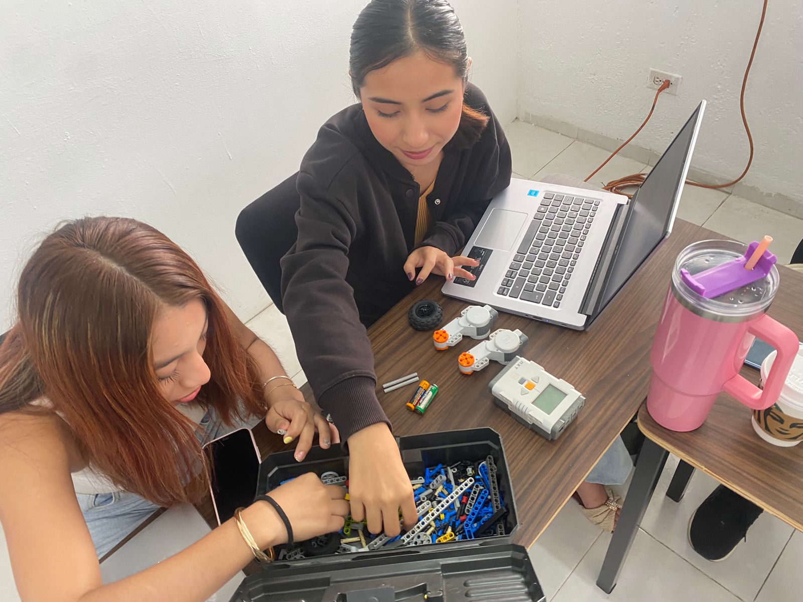 Alumnas en taller de robótica