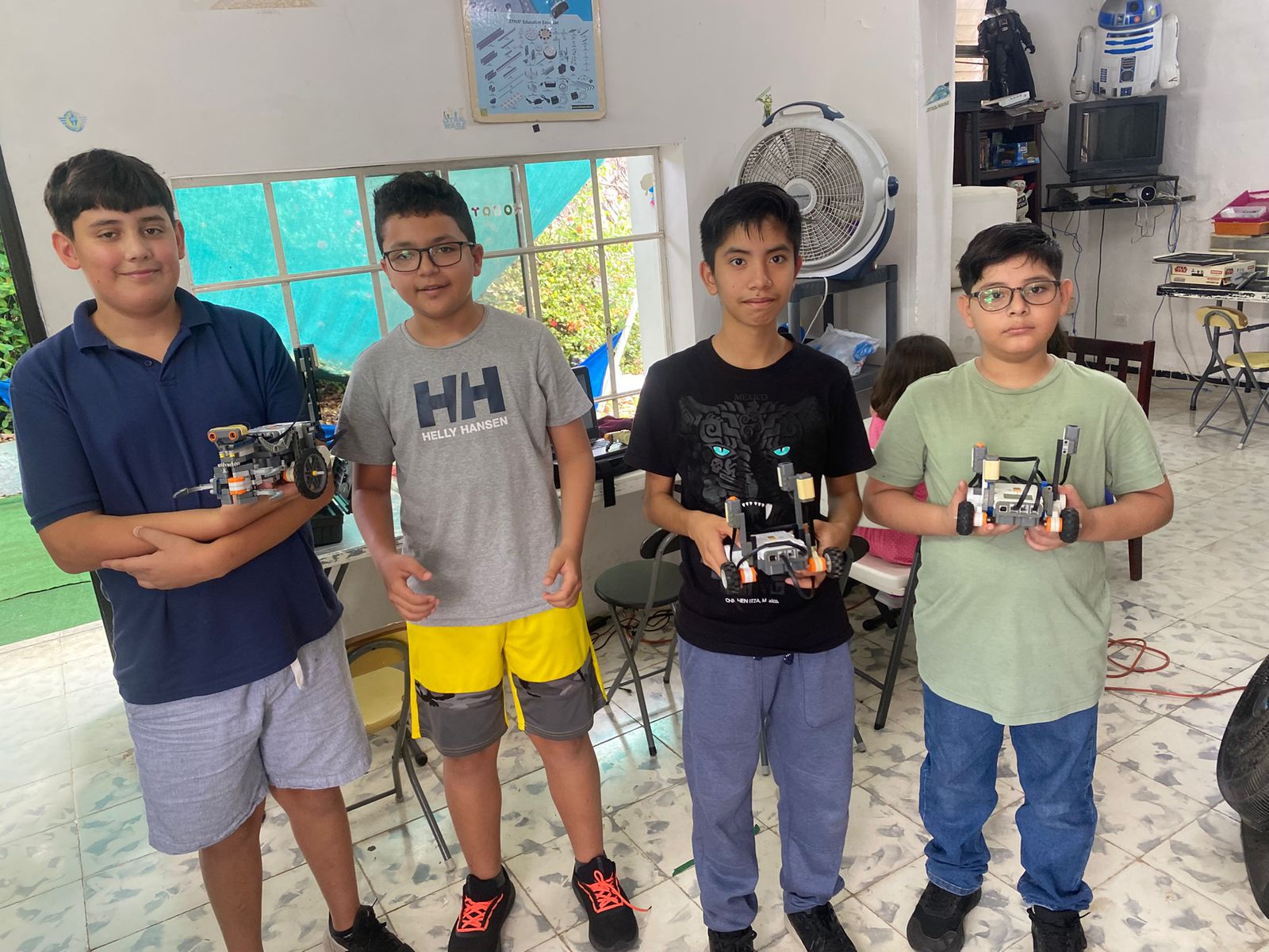 Alumnos mostrando sus robots
